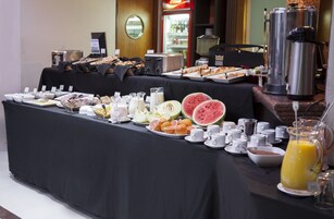 Desayuno buffet diario (USD 10 por persona)
