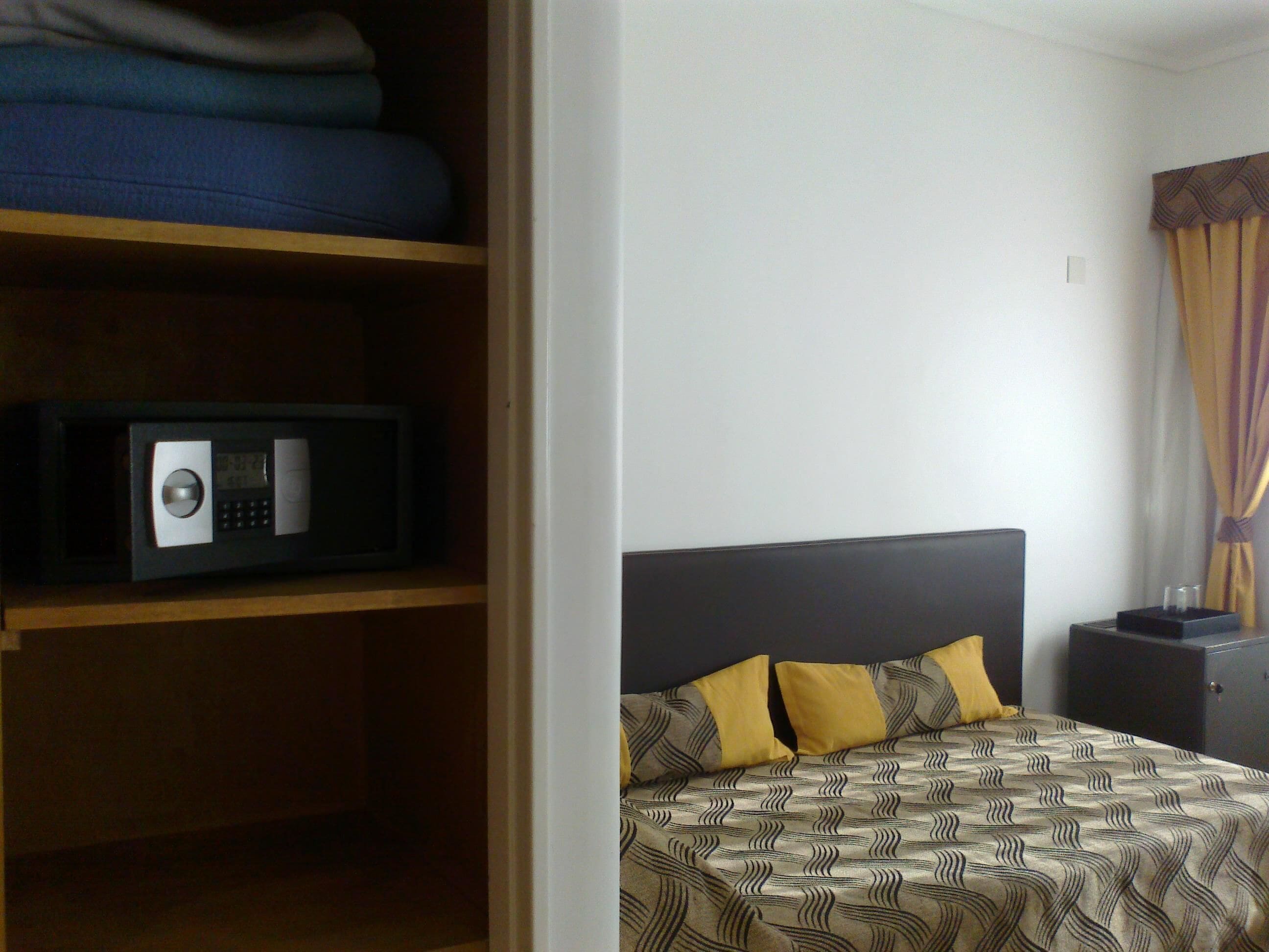 Literie de qualité, couette en duvet, lit avec matelas à plateau-coussin