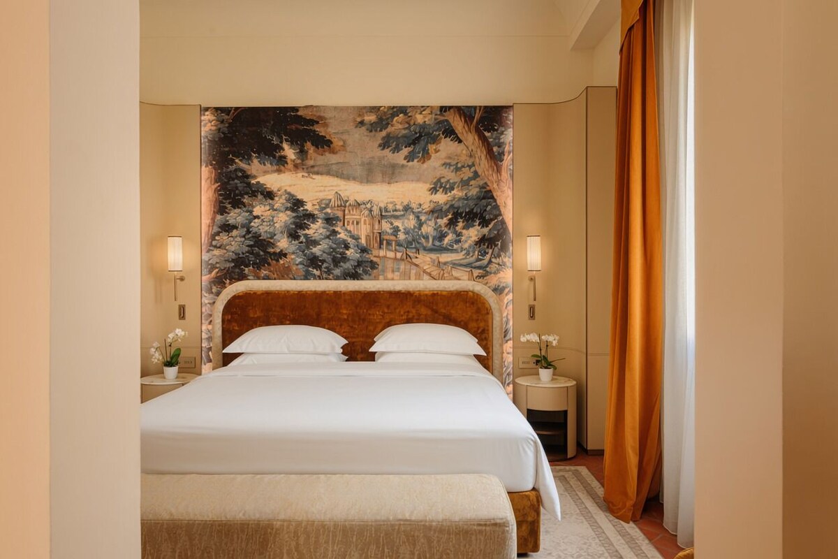 Minibar, in-room safe, blackout drapes, WiFi (free)