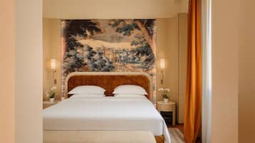 Ein Hotelzimmer mit einem großen Bett, zwei Nachttischen, einer Wand mit Wandgemälde und einem Fenster mit Vorhängen.