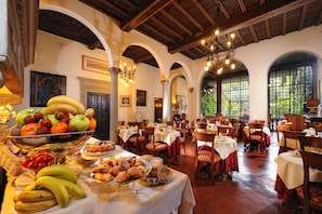 Tägliches inbegriffenes Frühstücksbuffet