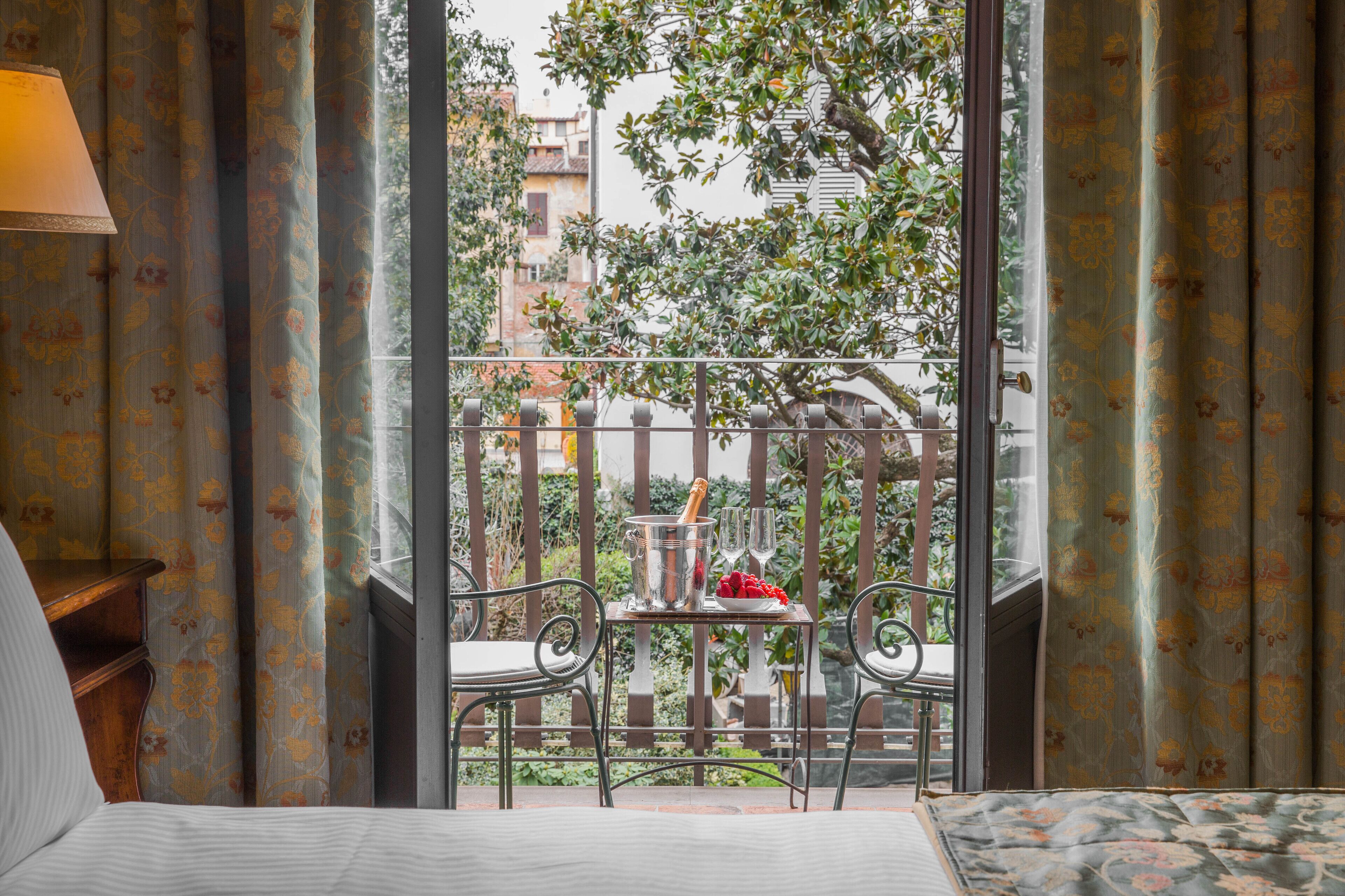 superior double room | minibar, in-room safe, individually decorated, individually furnished