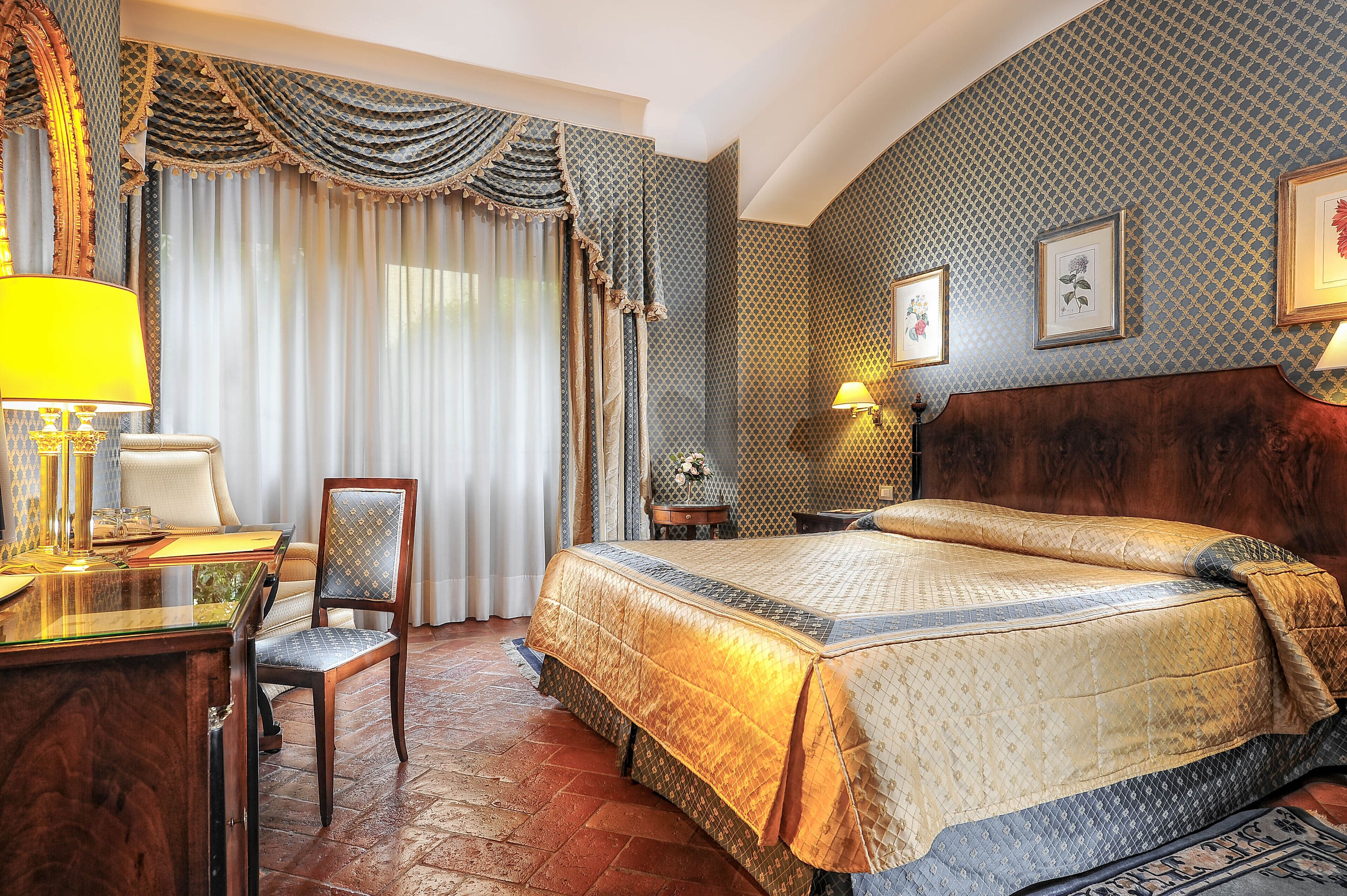 superior double room | minibar, in-room safe, individually decorated, individually furnished