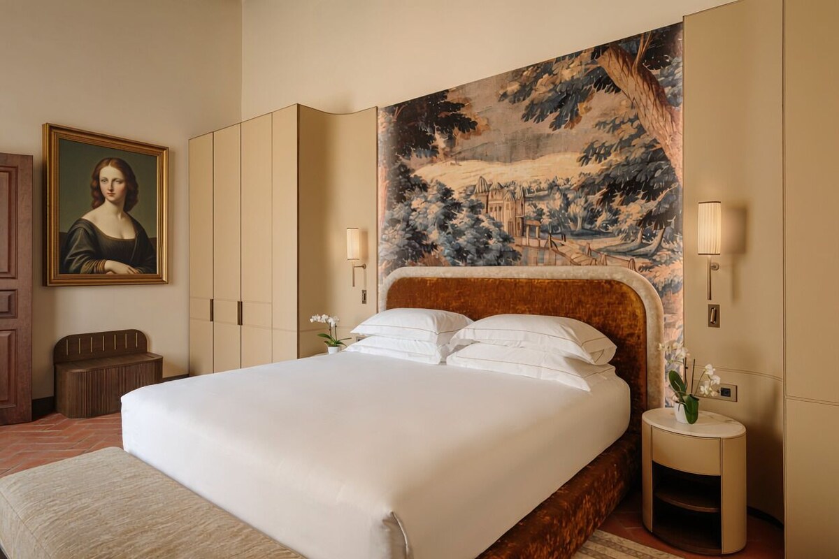 Minibar, in-room safe, blackout drapes, WiFi (free)