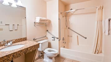 Standaard kamer, 1 kingsize bed, toegankelijk voor mindervaliden, bad | Badkamer | Gratis toiletartikelen, een haardroger, handdoeken