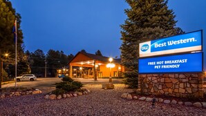 A Best Western Inn of Pinetop sign with a free hot breakfast and pet-friendly feature. - Best Western Inn Of Pinetop (Pinetop)