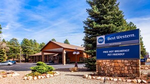 A Best Western Inn of Pineto sign with a free hot breakfast and pet-friendly policy. - Best Western Inn Of Pinetop (Pinetop)