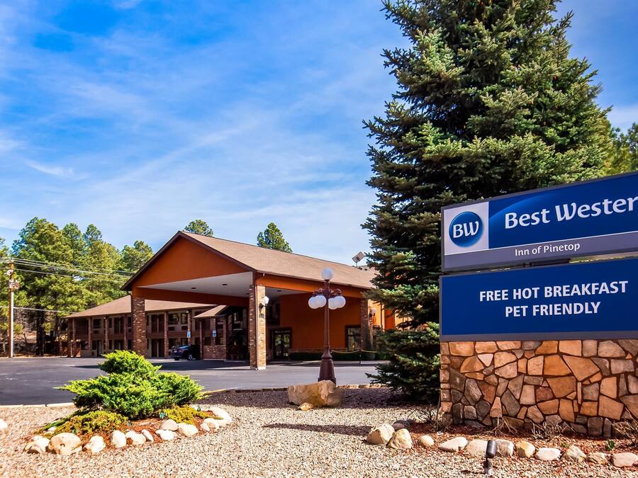 Señal de Best Western Inn de Pineto que indica desayuno caliente gratuito y admite mascotas.