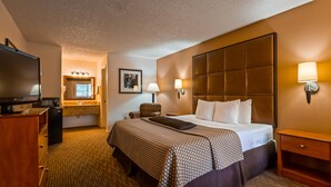 A hotel room with a large bed, a flat-screen TV, a desk, and a chair. - Best Western Inn Of Pinetop (Pinetop)