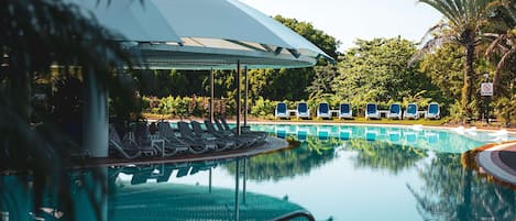 Utomhuspool och solstolar