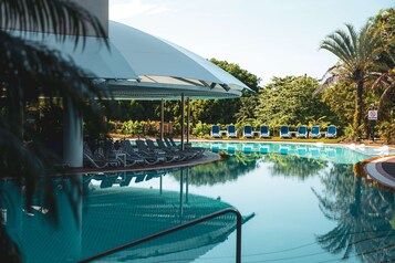 Piscine extérieure, chaises longues