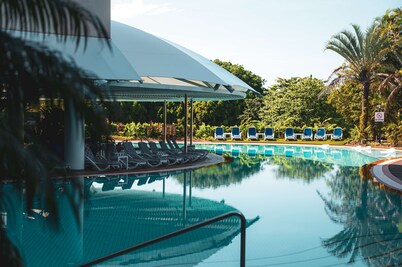 Hilton Cairns