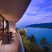 Hilton Cairns