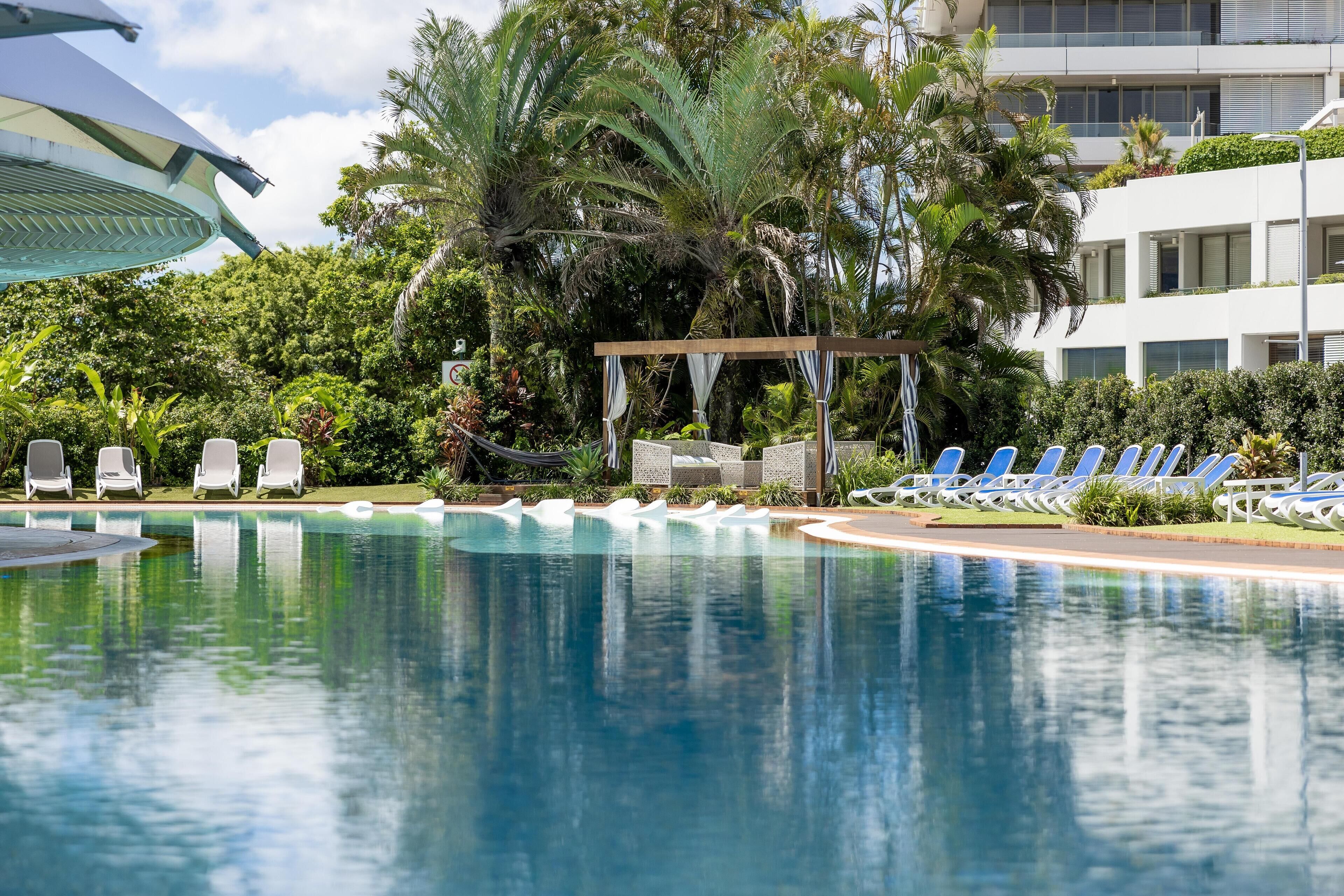 室外游泳池，提供日光浴躺椅