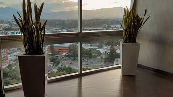 Roupas de cama premium, cofres nos quartos, escrivaninha