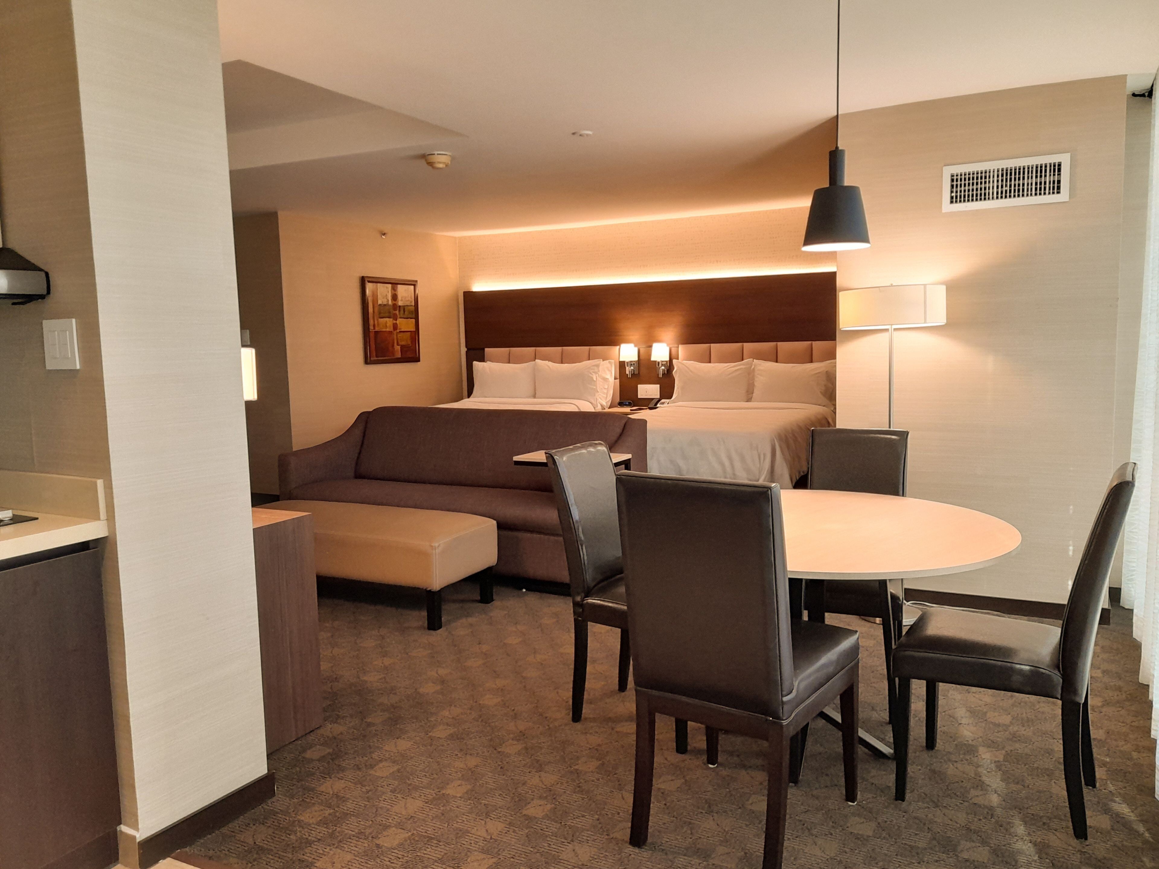Premium bedding, in-room safe, desk, blackout drapes