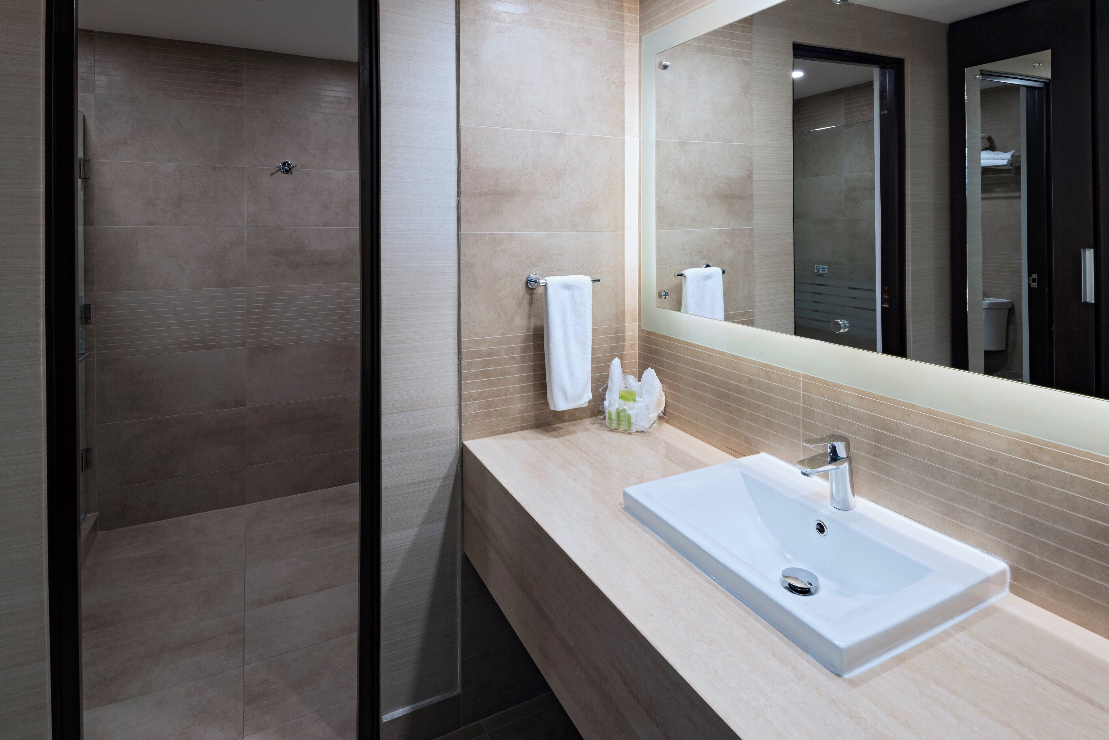 Douche, articles de toilette gratuits, sèche-cheveux