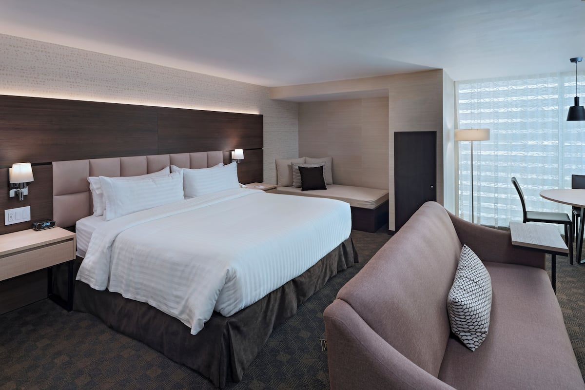 Suite, 1 King-Bett (Kitchen Area) | Hochwertige Bettwaren, Zimmersafe, Schreibtisch, Verdunkelungsvorhänge