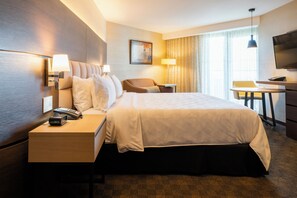 Standard Room, 1 King Bed, Roll-in Shower (Mobility Accessible) | Premium bedding, in-room safe, desk, blackout drapes