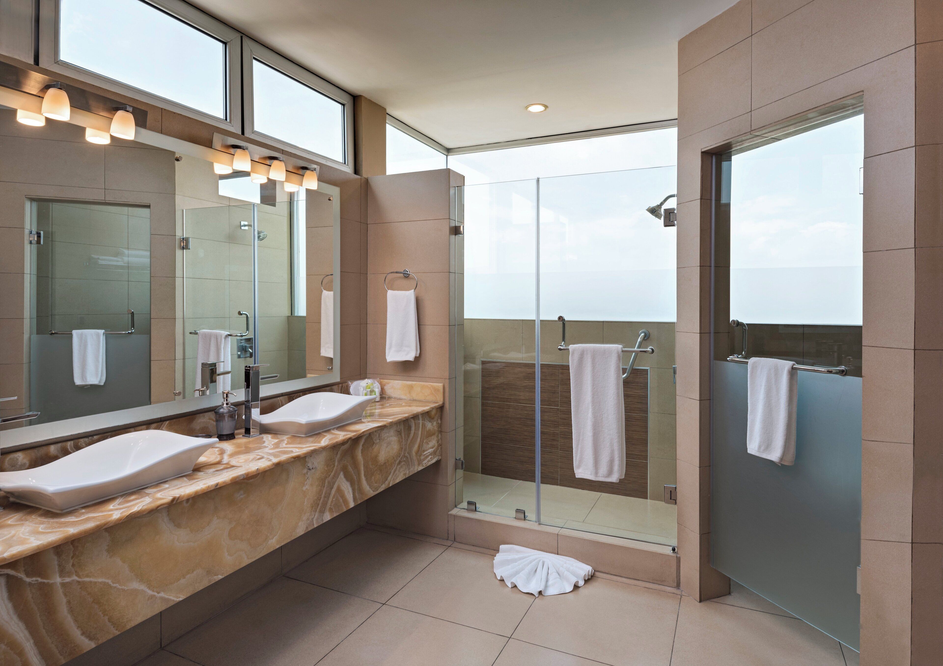 Suite, 1 très grand lit | Salle de bain | Douche, articles de toilette (gratuits), séchoir à cheveux