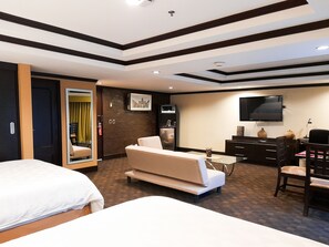 Suite, 2 camas Queen size | Ropa de cama de alta calidad y caja de seguridad en la habitación 