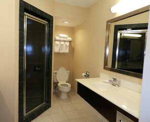 Ensemble baignoire-douche, articles de toilette (gratuits)