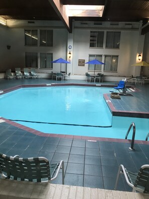Piscine intérieure, piscine extérieure