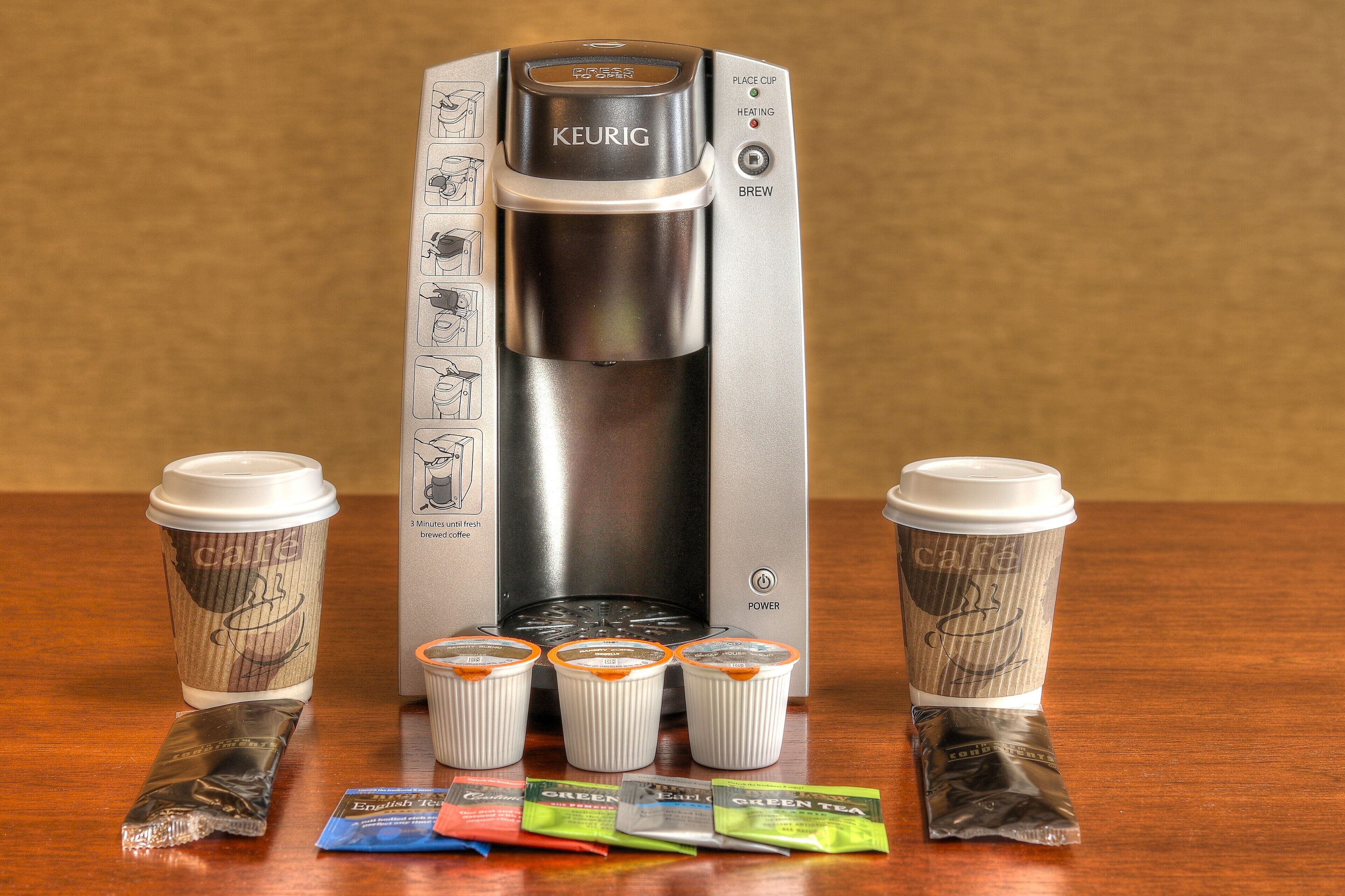 single room, 1 bedroom, roll-in shower, non smoking | living area | 36-inch tv with cable channels