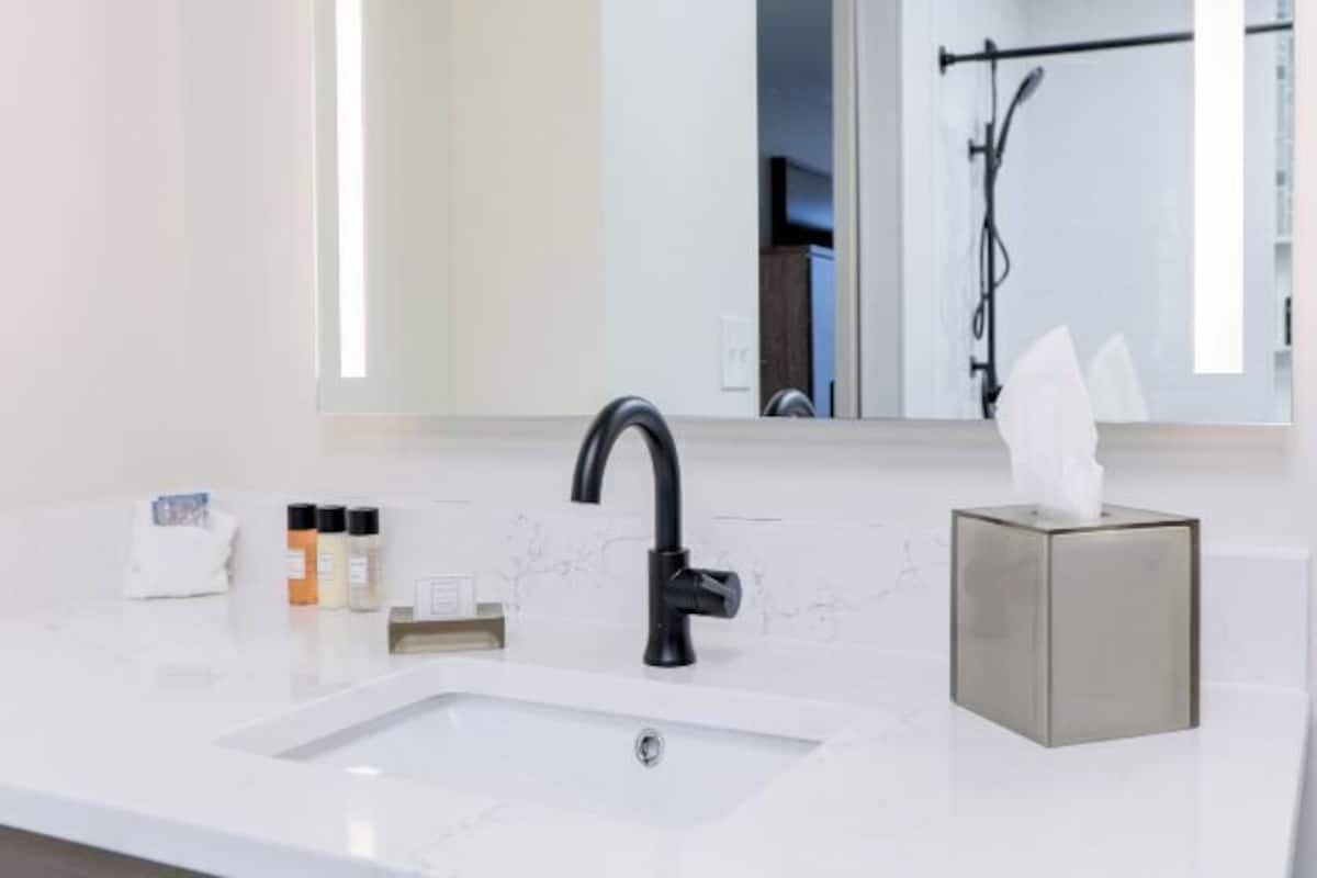 Bad | Designertoalettartikler, hårføner, håndklær og såpe