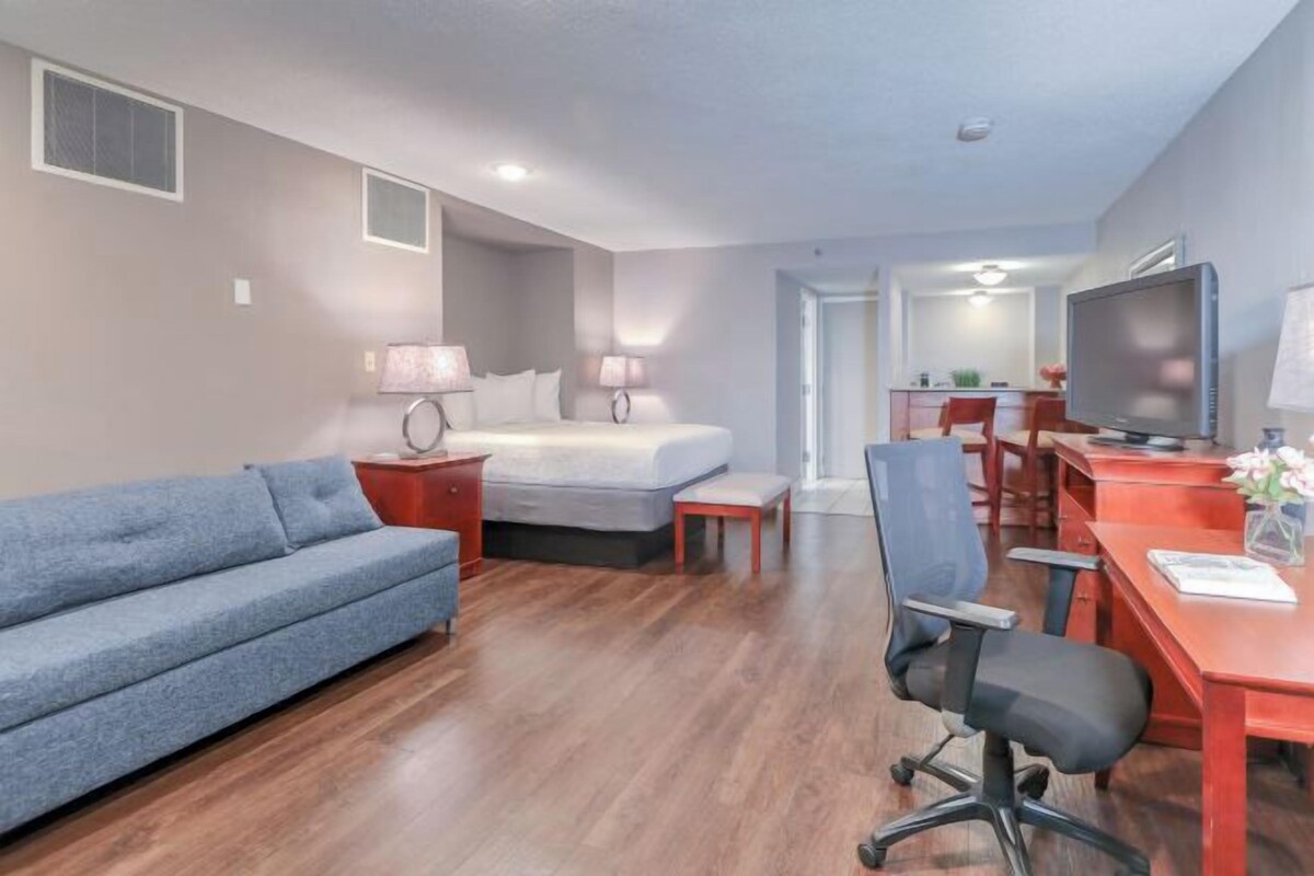 Choice Queen with Wet Bar & Sleeper Sofa
