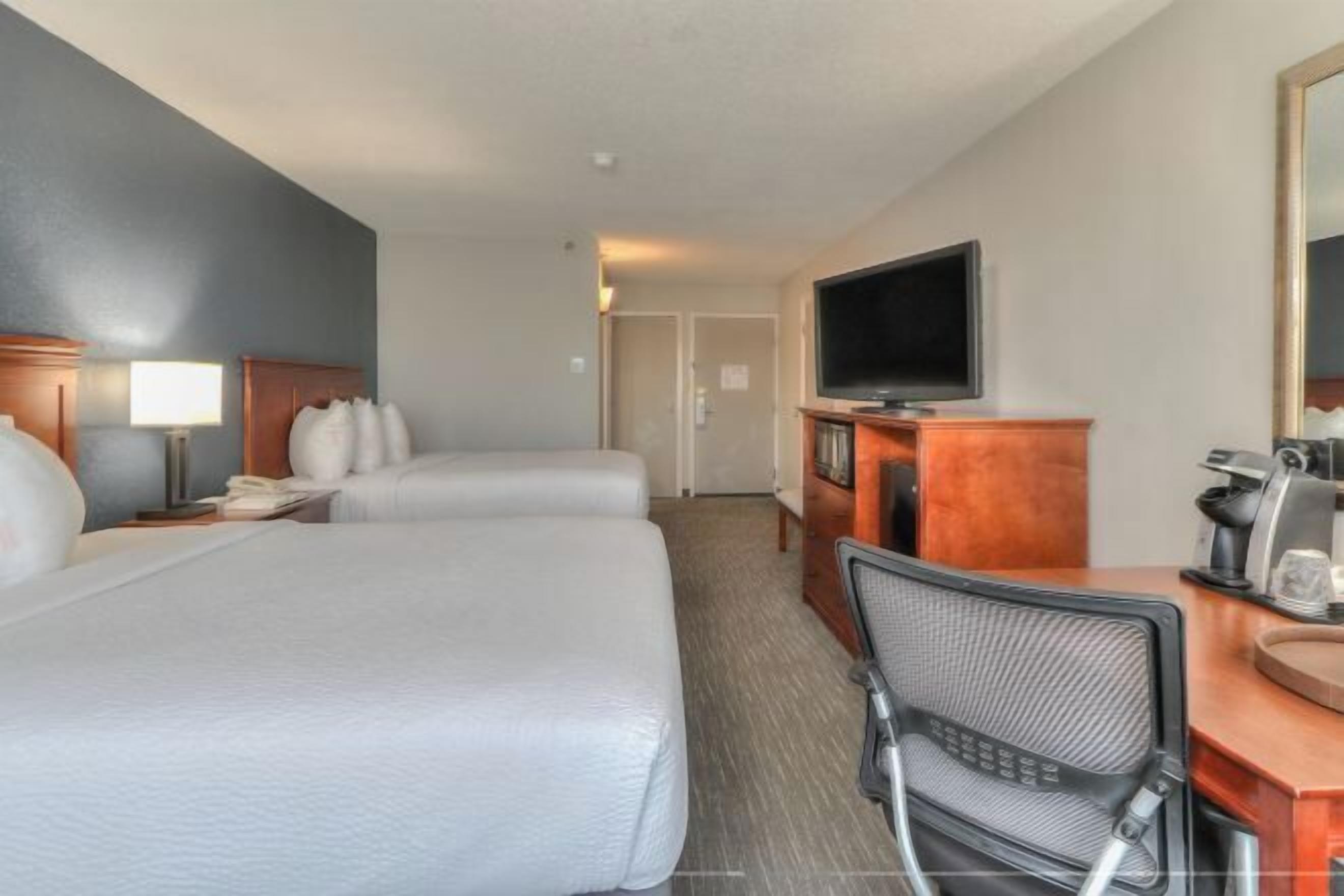 Egyptian cotton sheets, premium bedding, pillowtop beds, desk