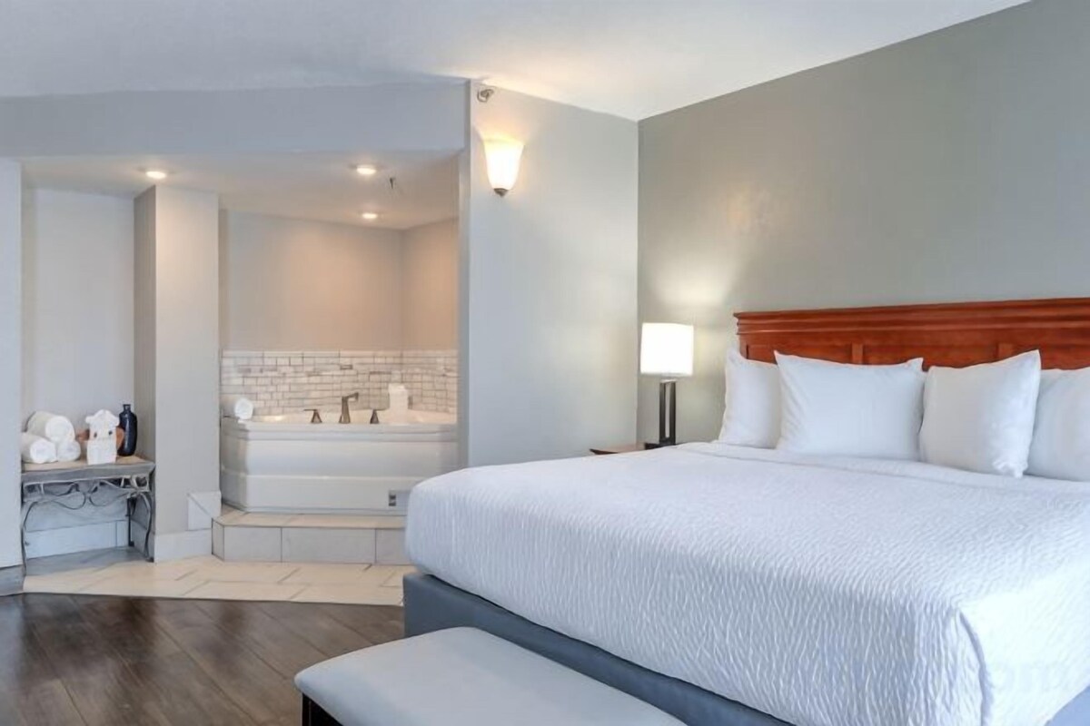 Egyptian cotton sheets, premium bedding, pillowtop beds, desk