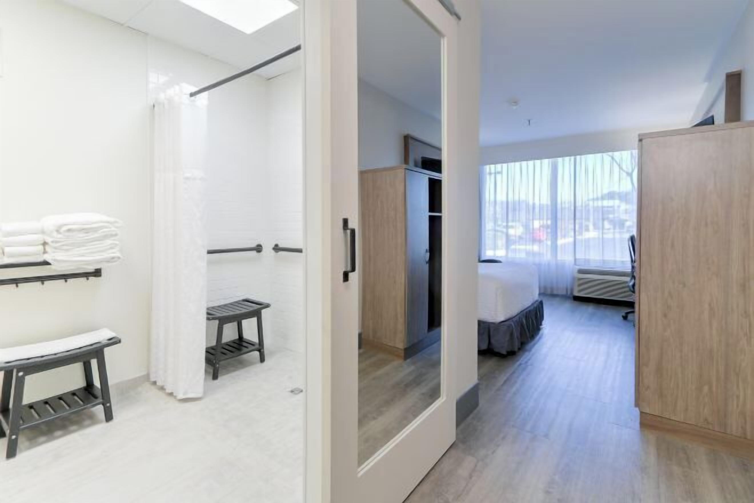 Egyptian cotton sheets, premium bedding, pillowtop beds, desk