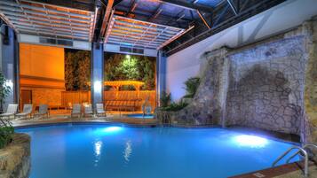 Una piscina cubierta