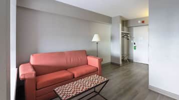 Roupas de cama premium, escrivaninha, espaço de trabalho para notebook