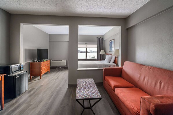 Deluxe Room, 1 Queen Bed, Non Smoking | Premium bedding, desk, laptop workspace, iron/ironing board