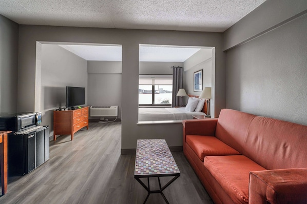 Deluxe Room, 1 Queen Bed, Non Smoking | Premium bedding, desk, laptop workspace, iron/ironing board