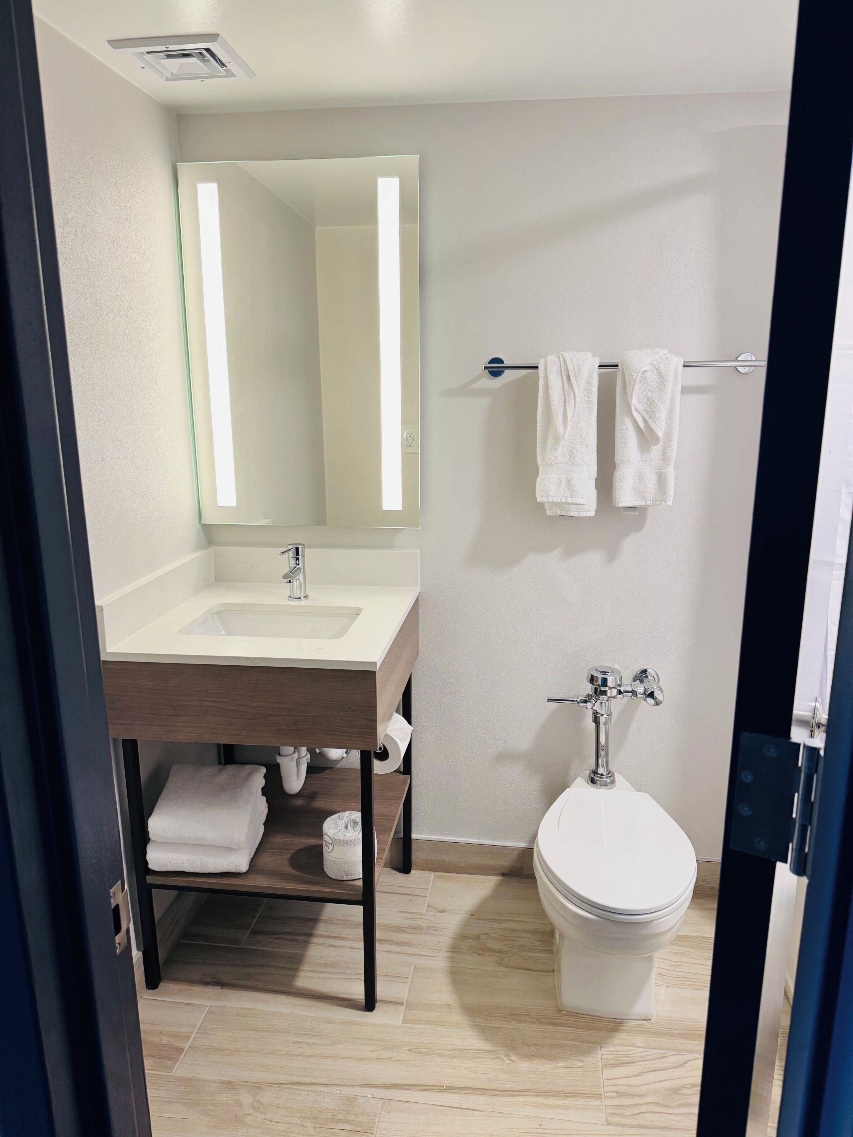 Deluxe-Zimmer, 1 Queen-Bett, Nichtraucher | Badezimmer | Duschwanne, umweltfreundliche Kosmetikartikel, Haartrockner, Handtücher