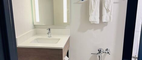 Habitación Deluxe, 1 cama Queen size, para no fumadores | Baño | Tina con regadera, amenidades de baño ecológicas, secadora de cabello