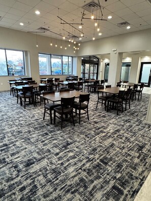 In-room dining - La Quinta Inn & Suites by Wyndham New Haven (New Haven)