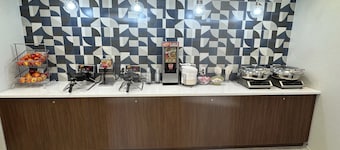 La Quinta Inn & Suites by Wyndham New Haven