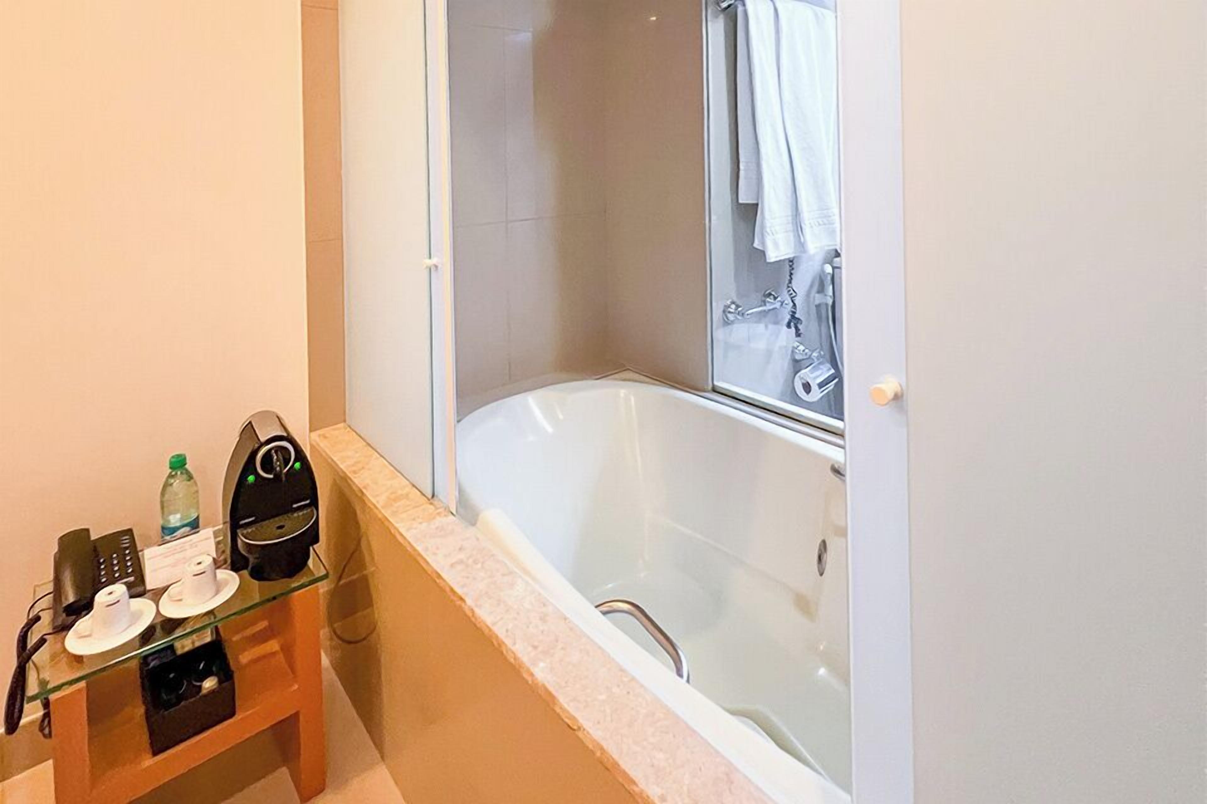 suite junior | bathroom | shower, free toiletries, hair dryer, towels