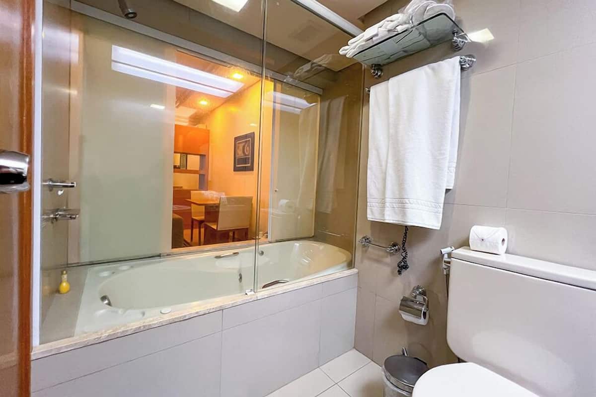 suite junior | bathroom | shower, free toiletries, hair dryer, towels