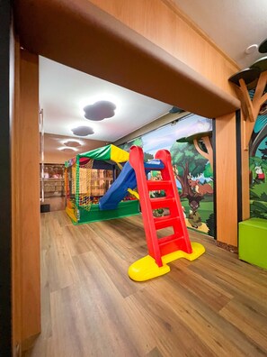 Área de juegos infantiles bajo techo