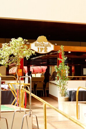 2 restaurants, breakfast, lunch, dinner served; international cuisine