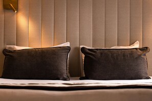 In-room safe, individually decorated, soundproofing, iron/ironing board - Hotel Derby Eiffel (Paris)