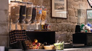 Una barra de desayuno con diversas opciones de comida y aderezos.