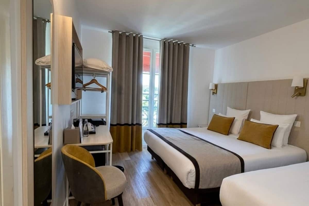 Habitación triple clásica | Caja de seguridad en la habitación y insonorización