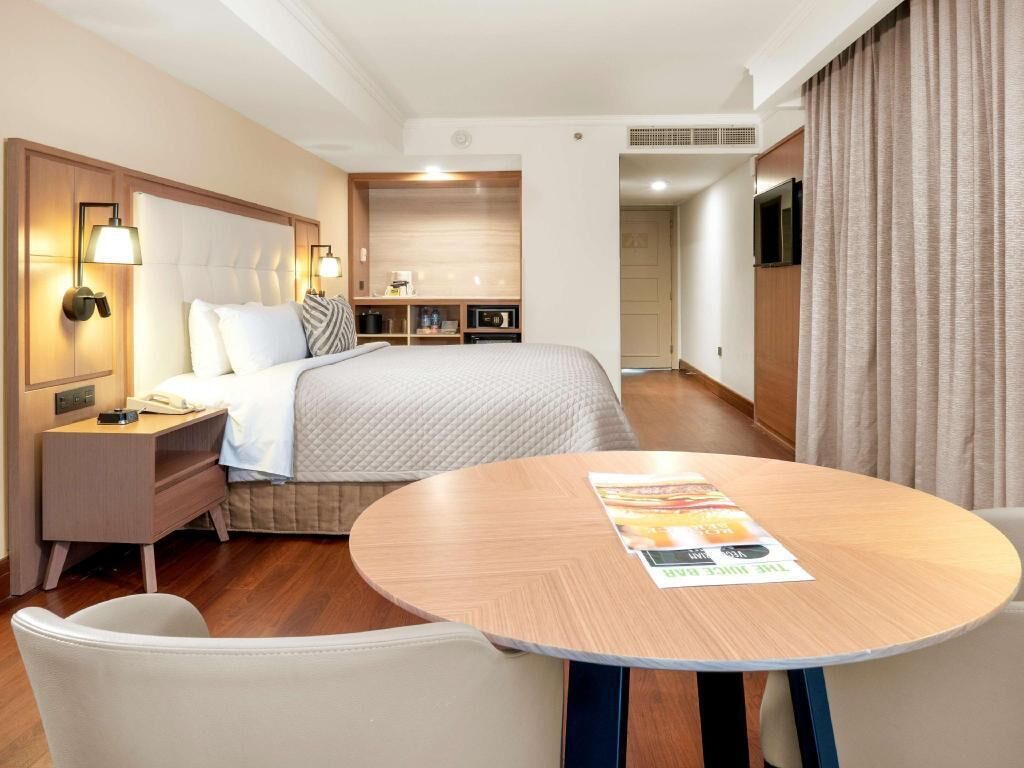 Minibar, caja de seguridad en la habitación y escritorio 