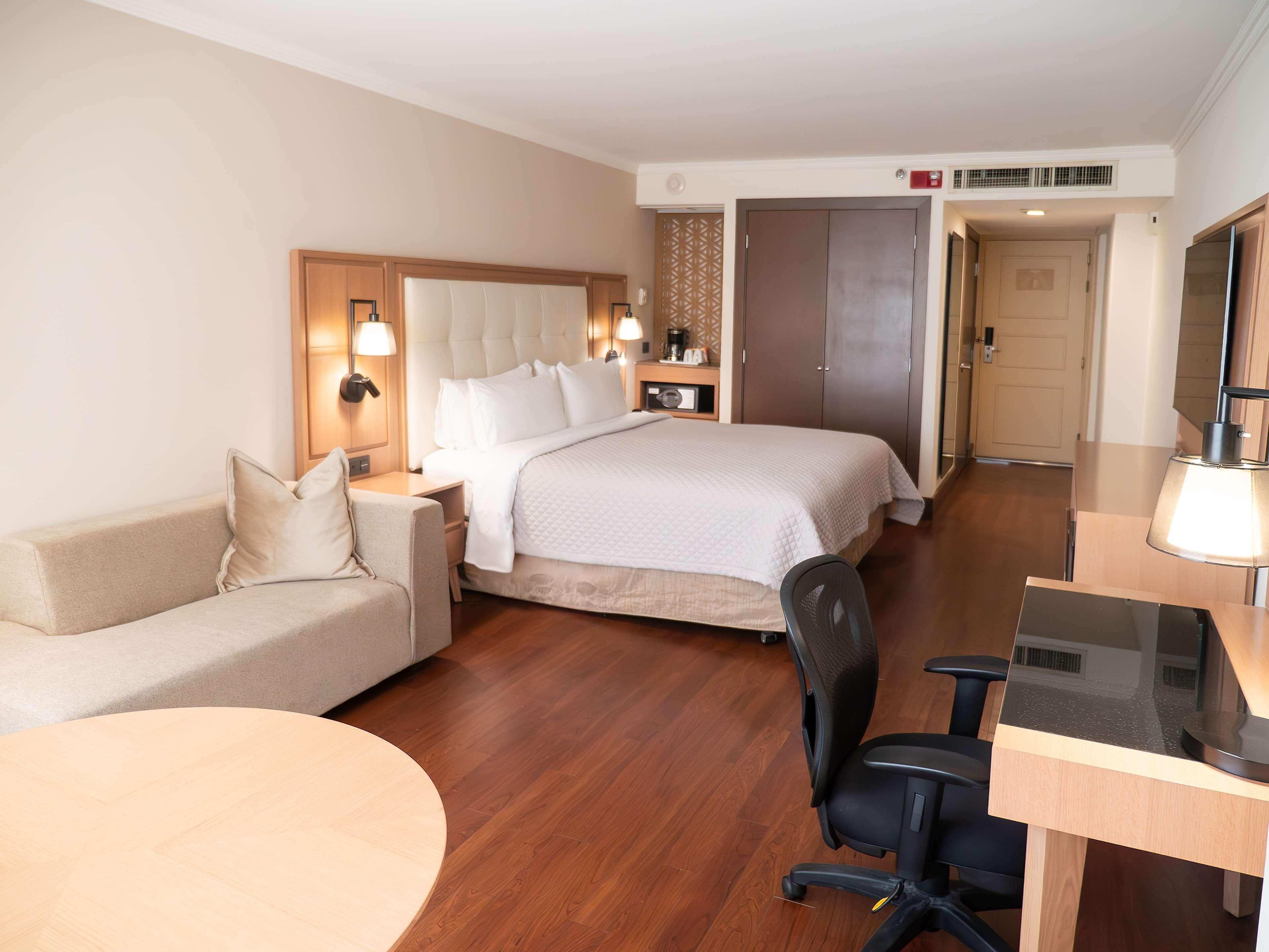 Minibar, in-room safe, desk, iron/ironing board
